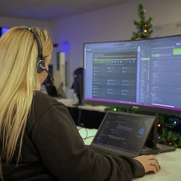 worker-on-laptop-with-dual-setup