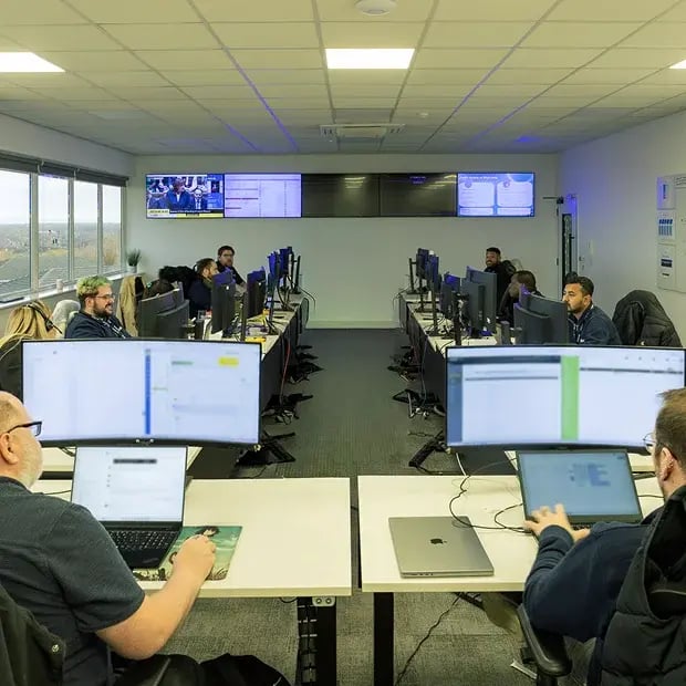 evolve-office-workers-on-screen